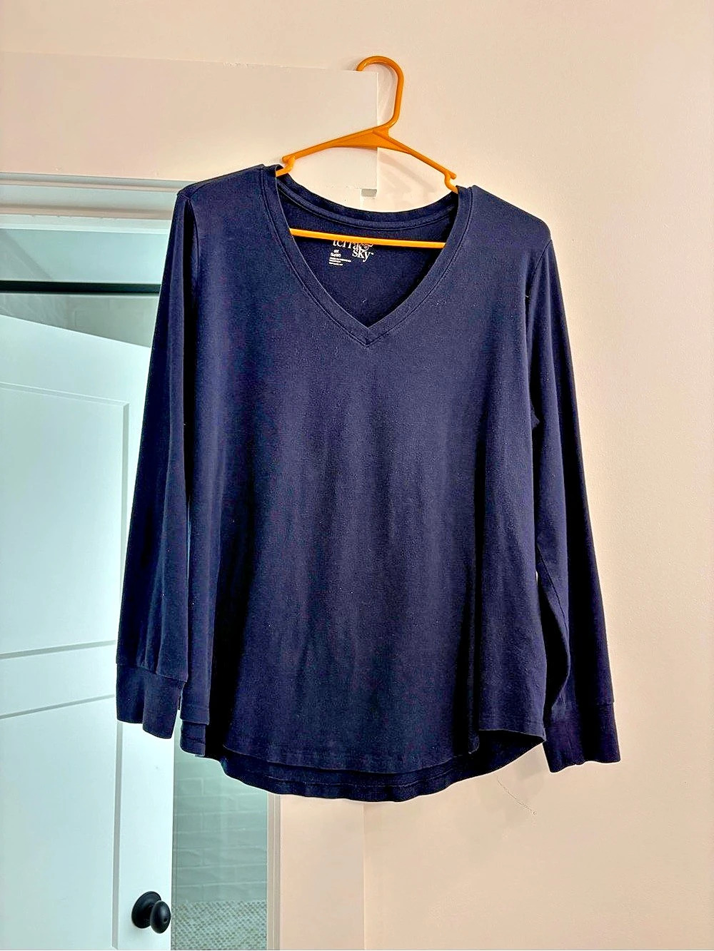 V-Neck Long Sleeve Tee in Navy Size OX